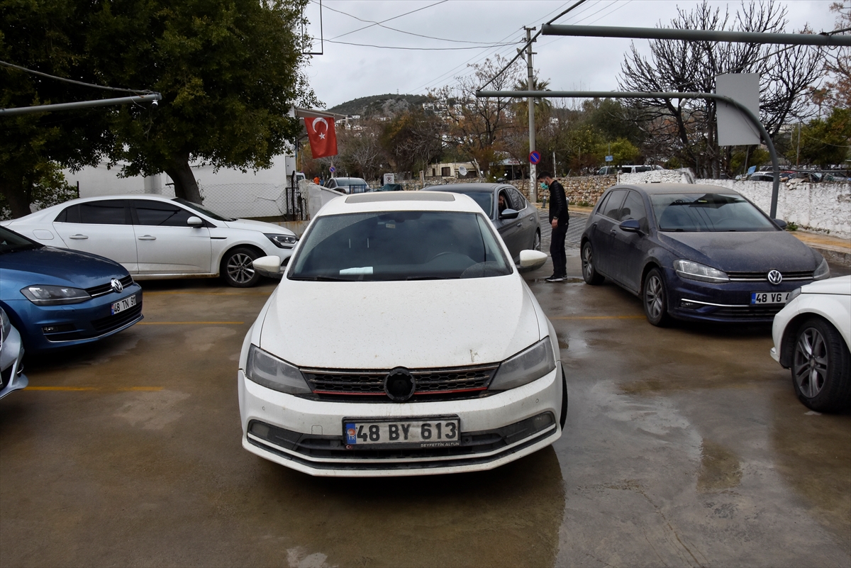 Bodrum'da çamurlu yağış sonrası oto yıkamacılarda yoğunluk oluştu