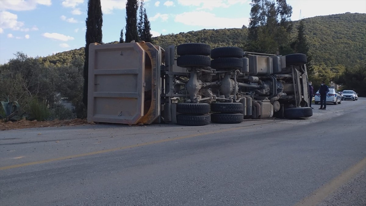 Bodrum'da devrilen kamyonunun sürücüsü yaralandı