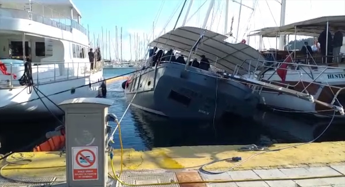 Bodrum'da limanda demirli gulet su alması sonucu yan yattı