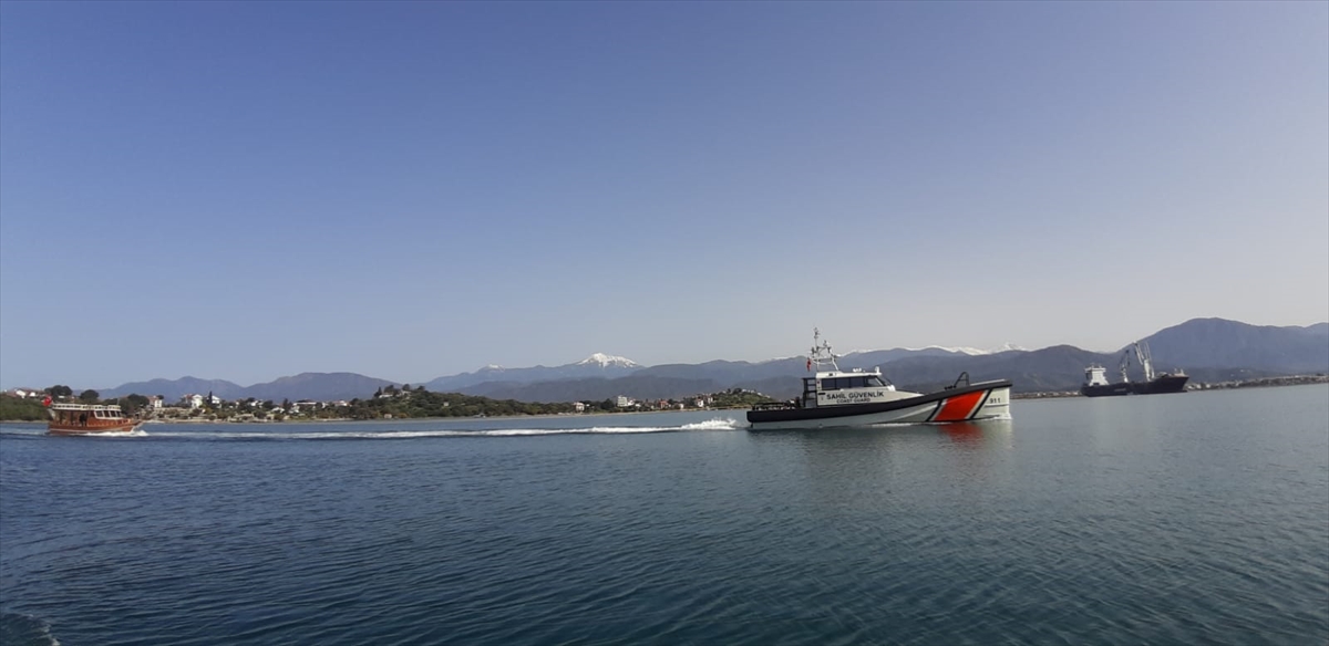 Fethiye'de arızalanarak denizde sürüklenen teknedeki 2 kişi kurtarıldı