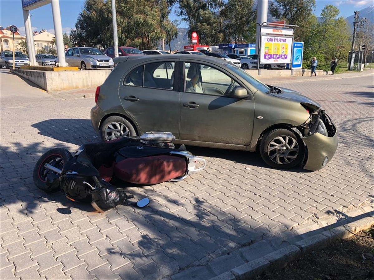 Fethiye'de otomobille çarpışan motosikletteki 2 kişi yaralandı