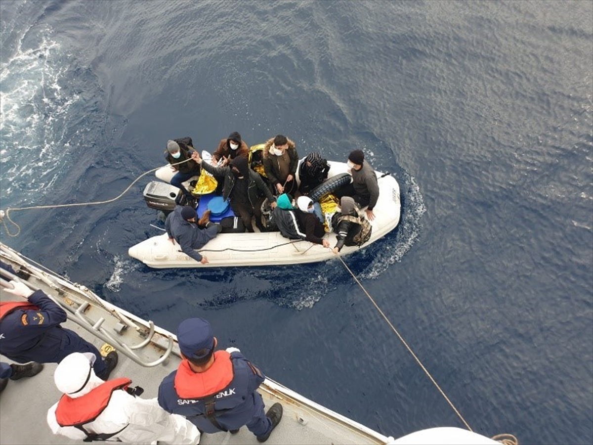 Muğla açıklarında Türk kara sularına itilen 11 düzensiz göçmen kurtarıldı