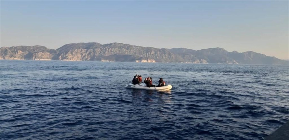 Muğla'da 9 düzensiz göçmen kurtarıldı