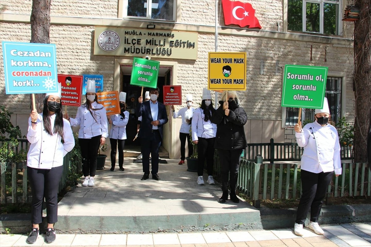 Muğla'da aşçılık öğrencileri sokaklarda Türkçe ve İngilizce dövizlerle maske uyarısında bulundu