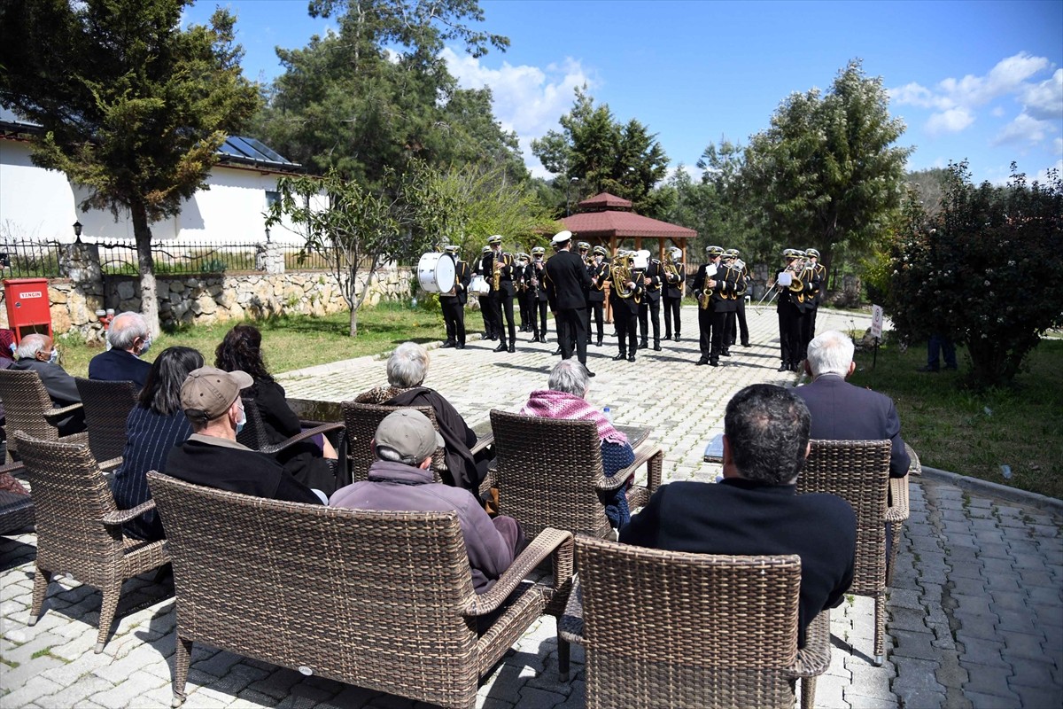 Muğla'da belediyenin bando takımı huzurevi sakinleri için çaldı