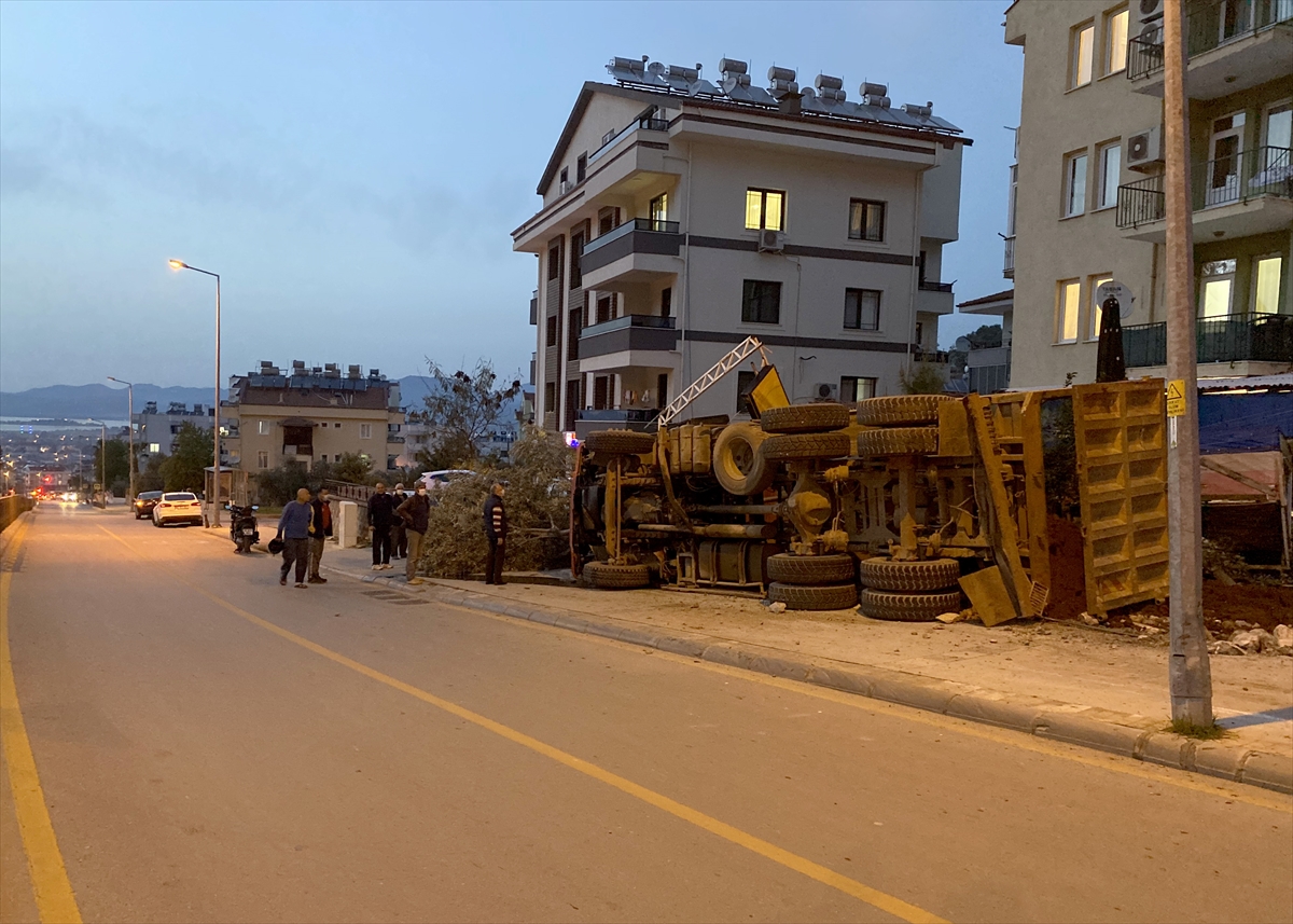 Muğla'da hafriyat yüklü kamyon devrildi: 2 yaralı