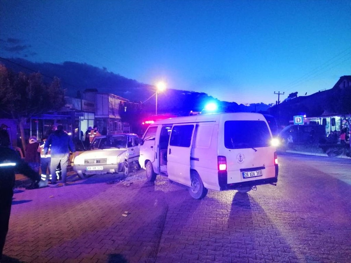 Muğla'da kamyonet ile otomobil çarpıştı: 5 yaralı