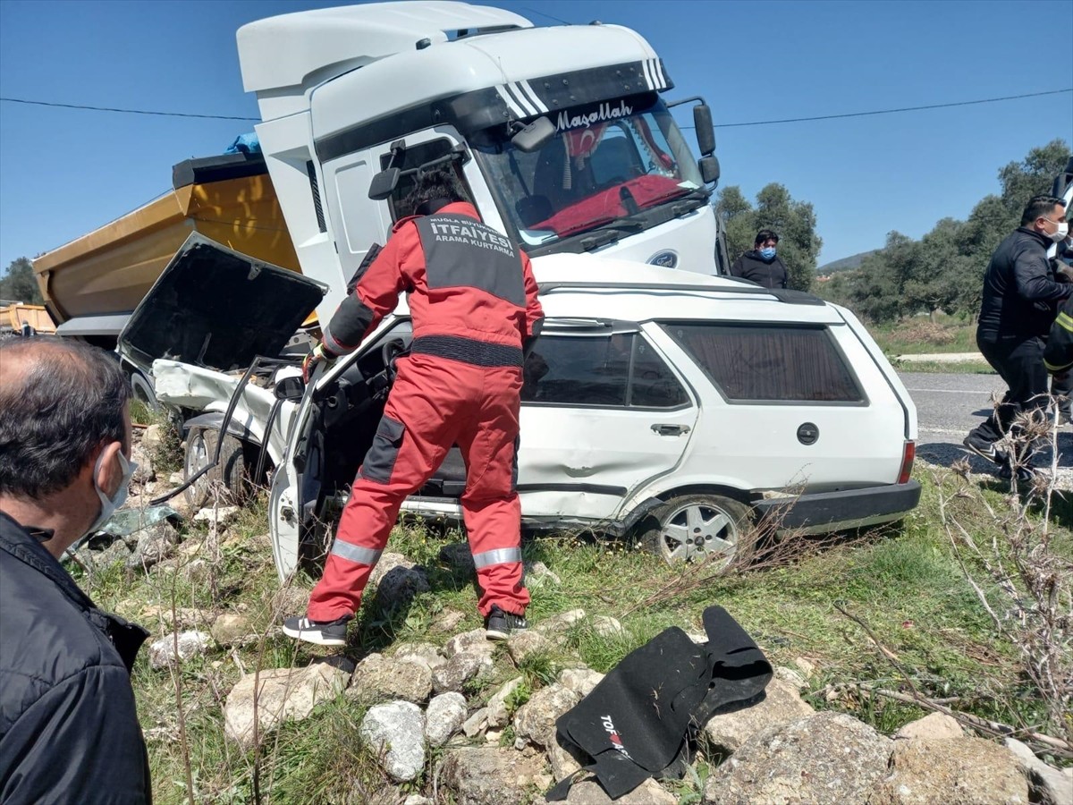 Muğla'da kamyonla çarpışan otomobilin sürücüsü yaralandı