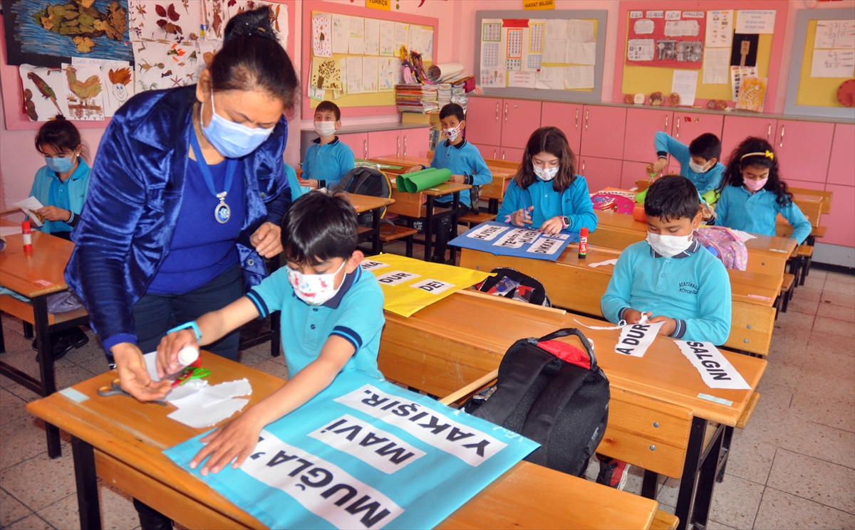 Muğla'da öğrenciler Türkçe ve İngilizce yazılı dövizlerle maske, mesafe ve hijyen uyarısında bulundu