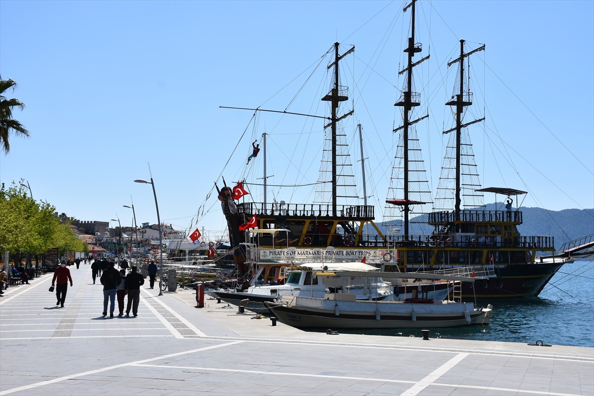 Muğla'nın turizm merkezlerinde vatandaşlar sahilin ve güneşli havanın keyfini çıkarıyor