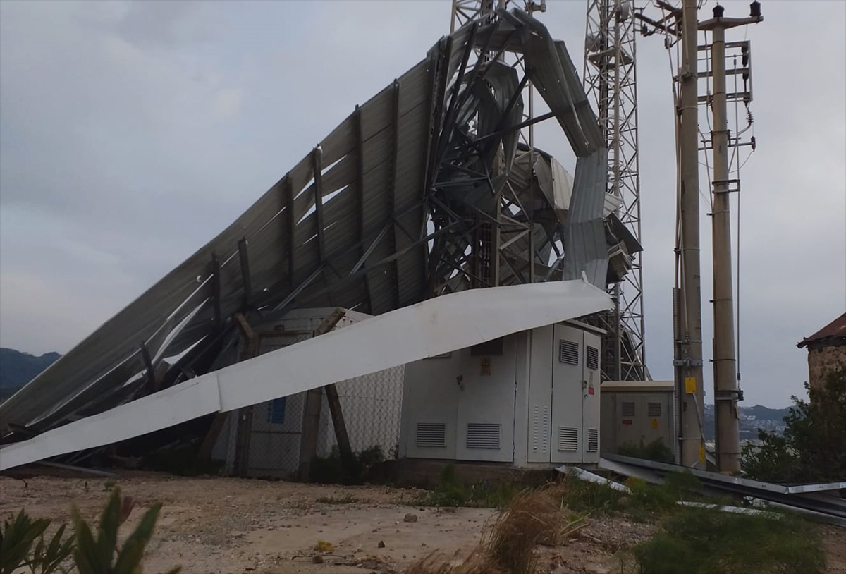 Bodrum'daki fırtına otel lojmanının çatısında hasara yol açtı