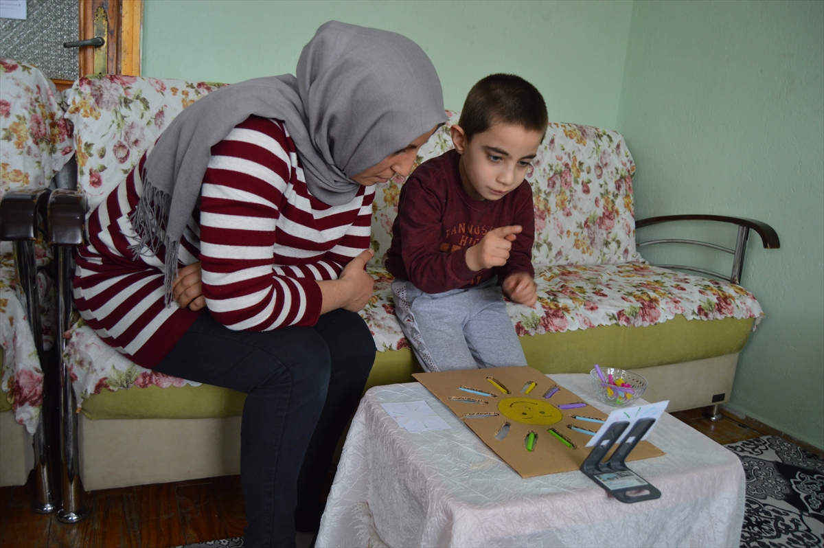 Fedakar anne, baklagillerle tasarladığı materyallerle otizmli oğlunun gelişimine katkı sağlıyor