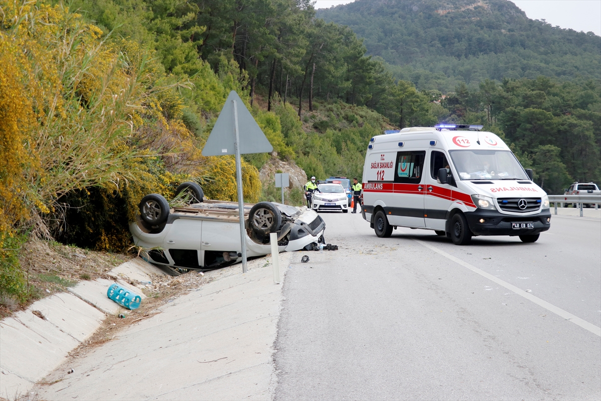 Fethiye'de devrilen otomobilin sürücüsü yaralandı