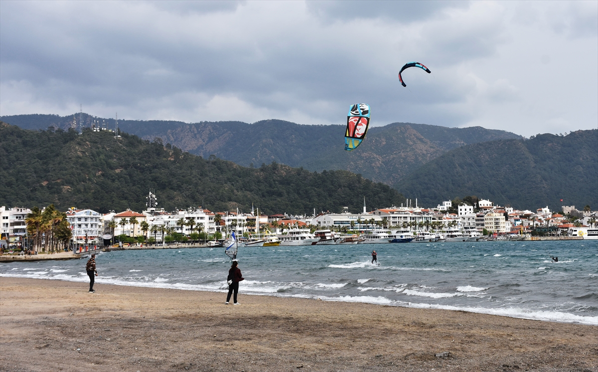 Marmaris'te adrenalin tutkunlarının keşişlemede sörf keyfi