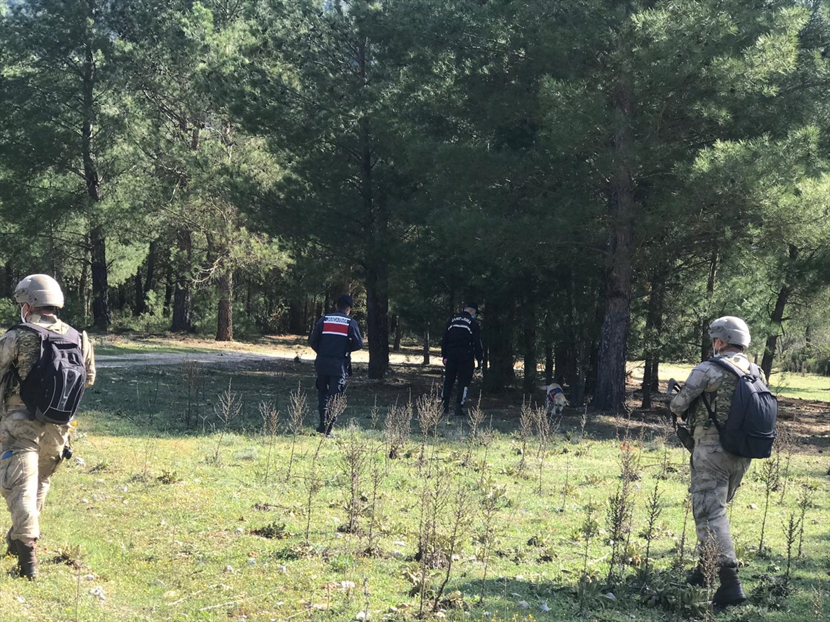 Muğla'da baba ve oğlunu öldürdüğü öne sürülen zanlı, komandolar tarafından ormanlık alanda aranıyor