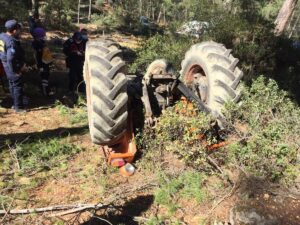 Muğla'da devrilen traktörün altında kalan sürücü yaşamını yitirdi