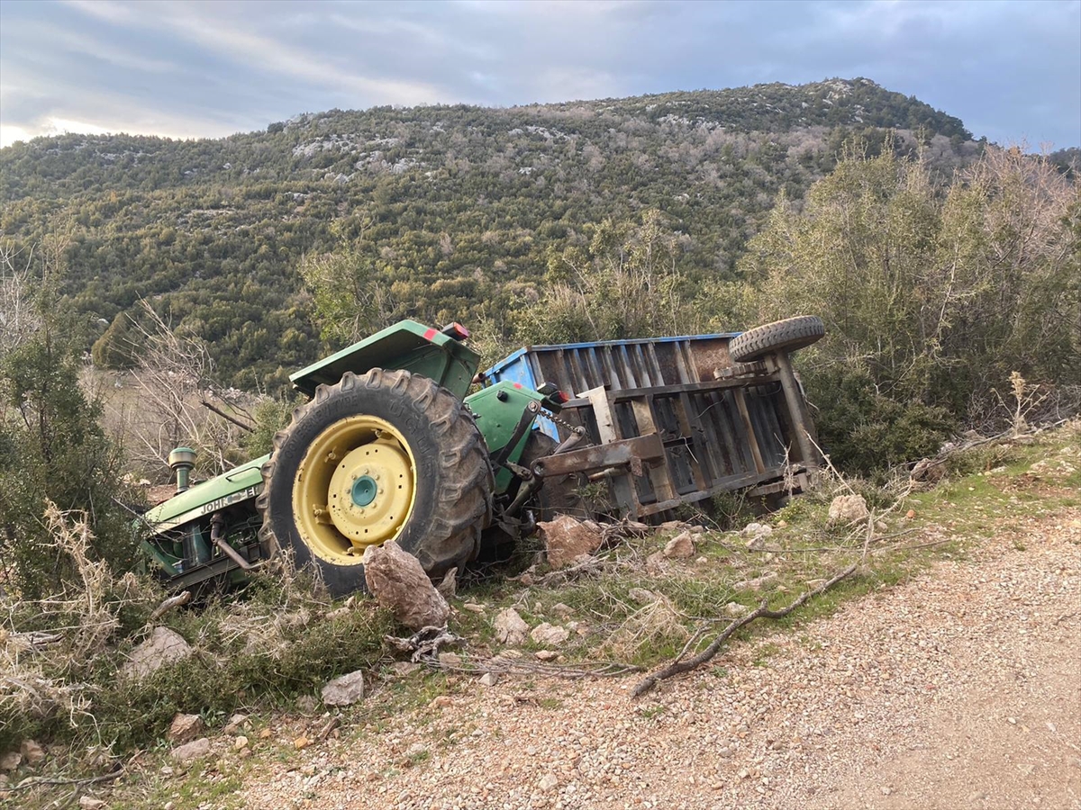 Muğla'da durdurmaya çalıştığı traktörün devrilmesi sonucu altında kalan sürücü yaşamını yitirdi