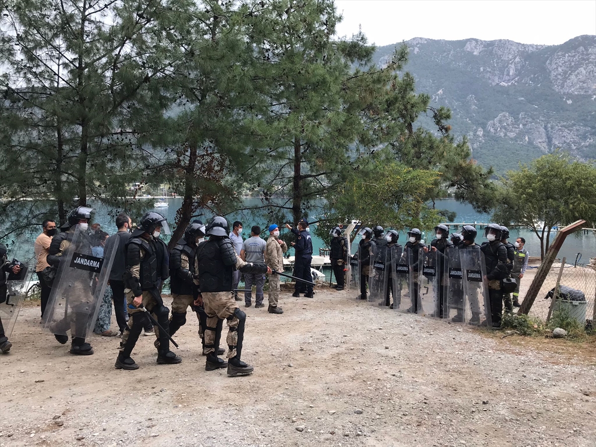 Muğla'da kaçak yapıların yıkımı sırasında gerginlik yaşandı