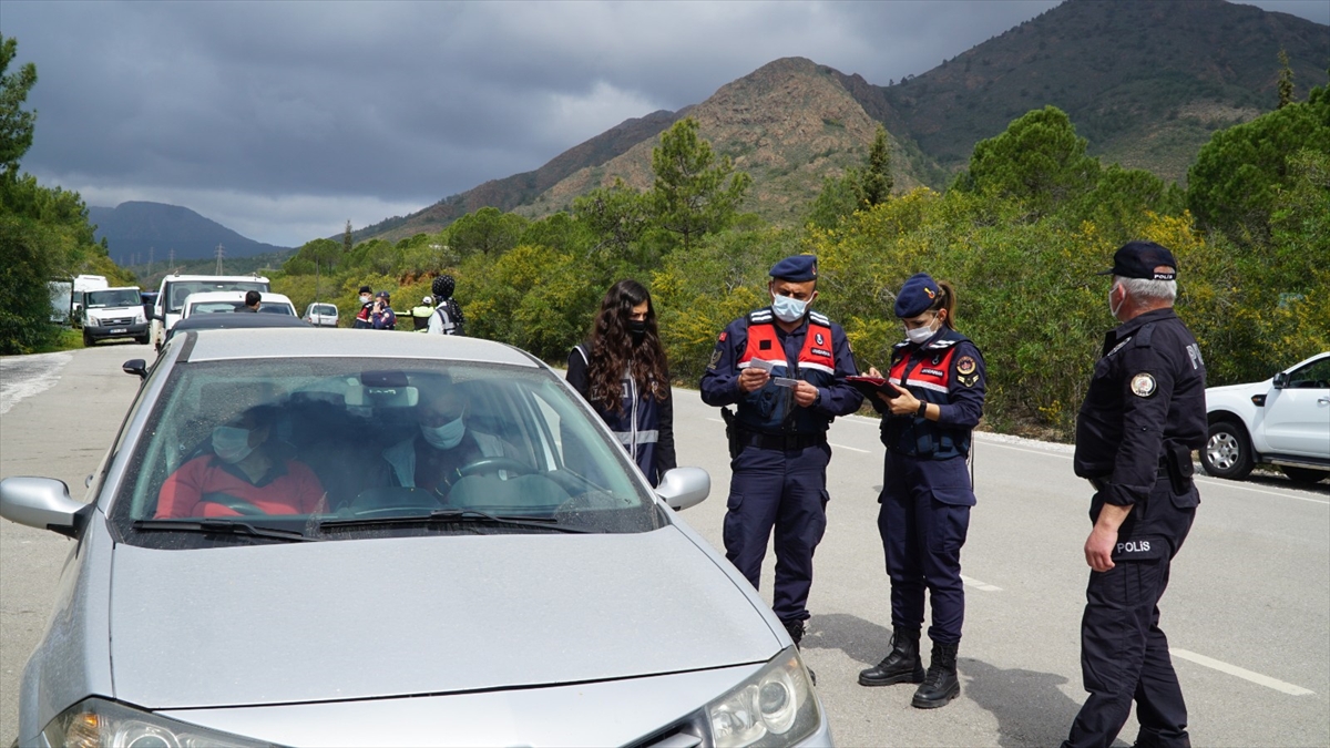 Muğla'da Kovid-19 tedbirlerine ve trafik kurallarına uymayan 22 kişiye ceza kesildi