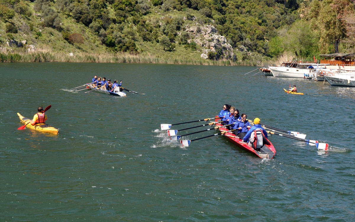 Muğla'da kürek ve kano sporcuları doğayla baş başa kürek çekti