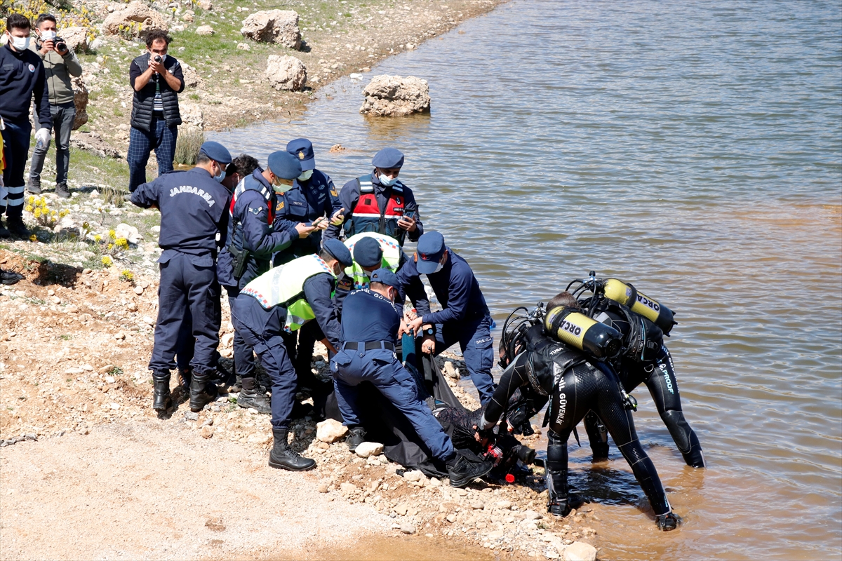 Muğla'da park halindeyken el freni çekilmeyince baraja düşen kamyonetteki kadın öldü