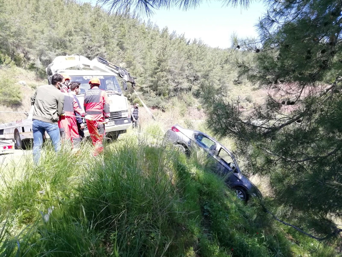 Muğla'da uçurumun kenarında askıda kalan otomobildeki sürücüyü itfaiye kurtardı