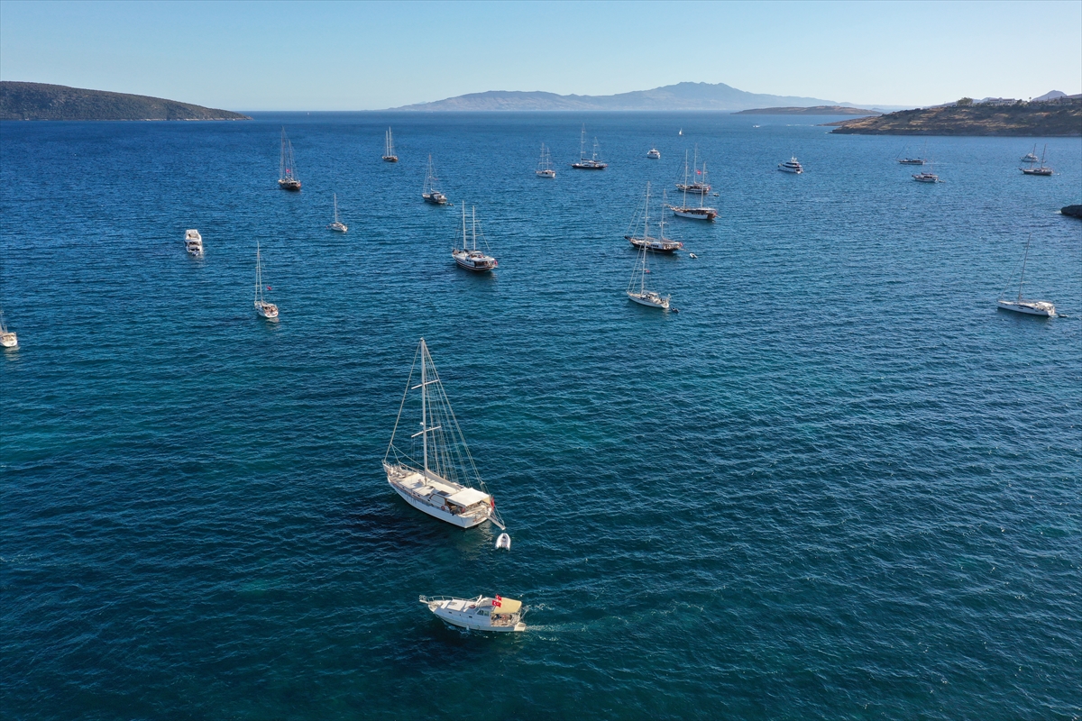 Bodrum'da teknelerin bayraklı seyri ilgi gördü