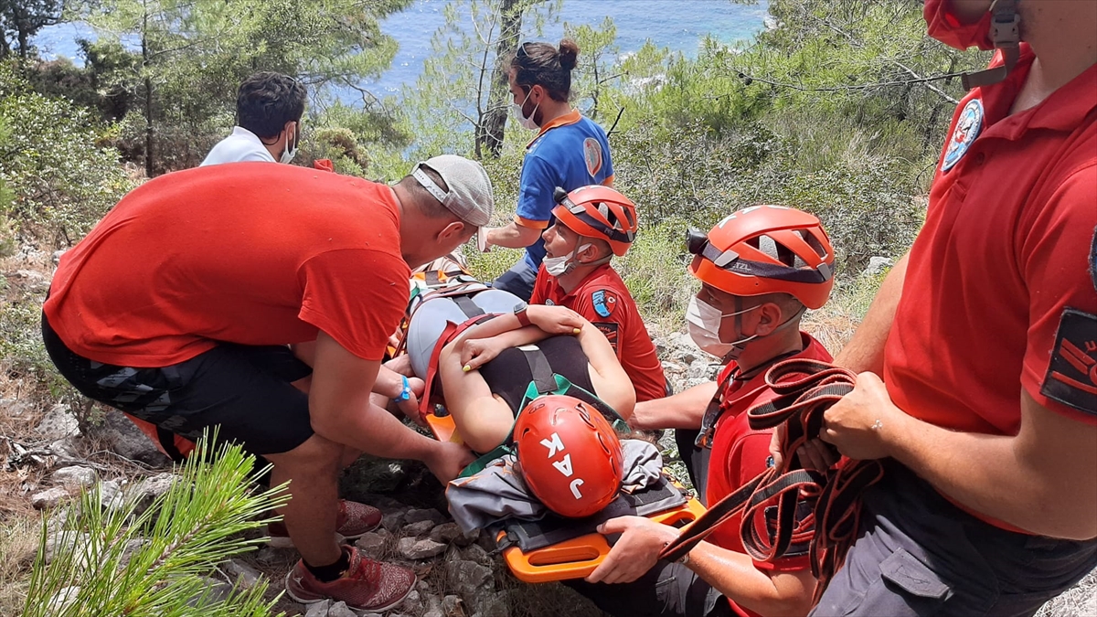 Fethiye'de kayalıklardan düşerek ayağı kırılan ve mahsur kalan turist kurtarıldı