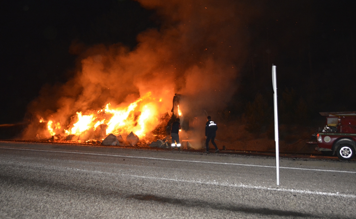 Muğla'da domates yüklü tırda çıkan yangın hasara yol açtı