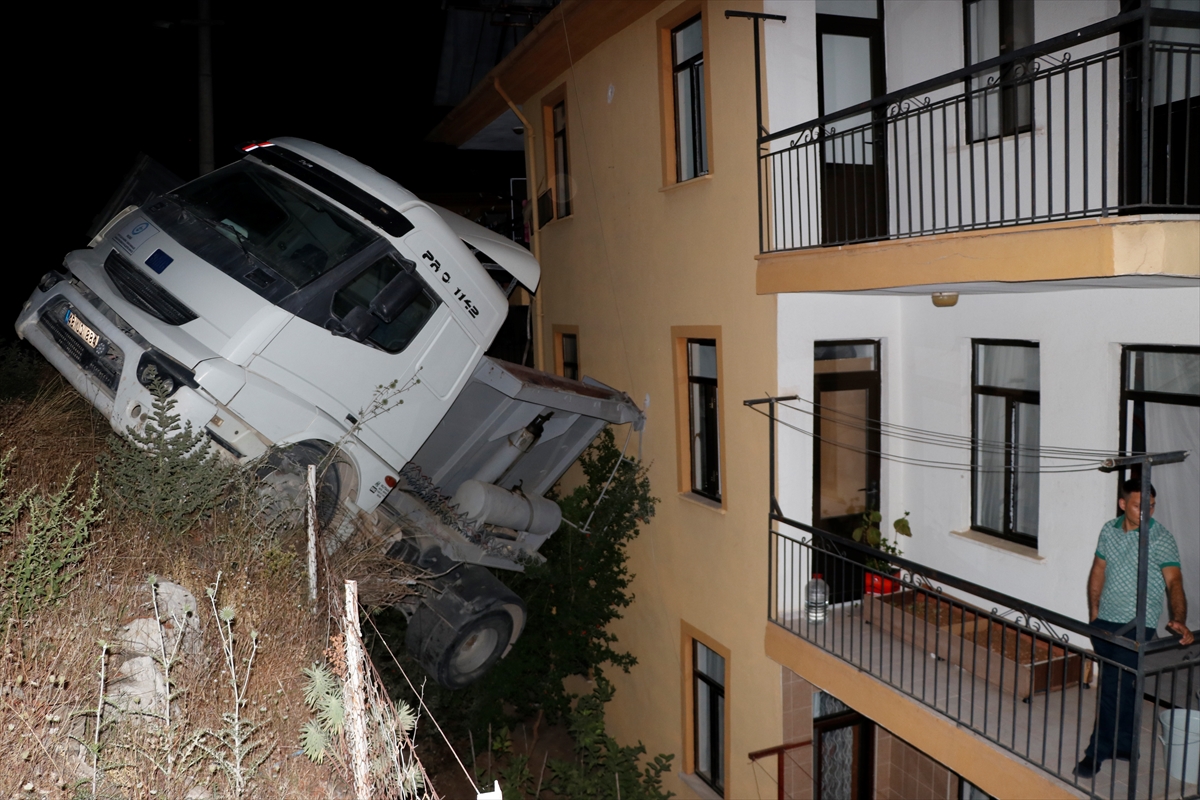 Muğla'da el freninin boşaldığı öne sürülen tır, apartmana çarptı