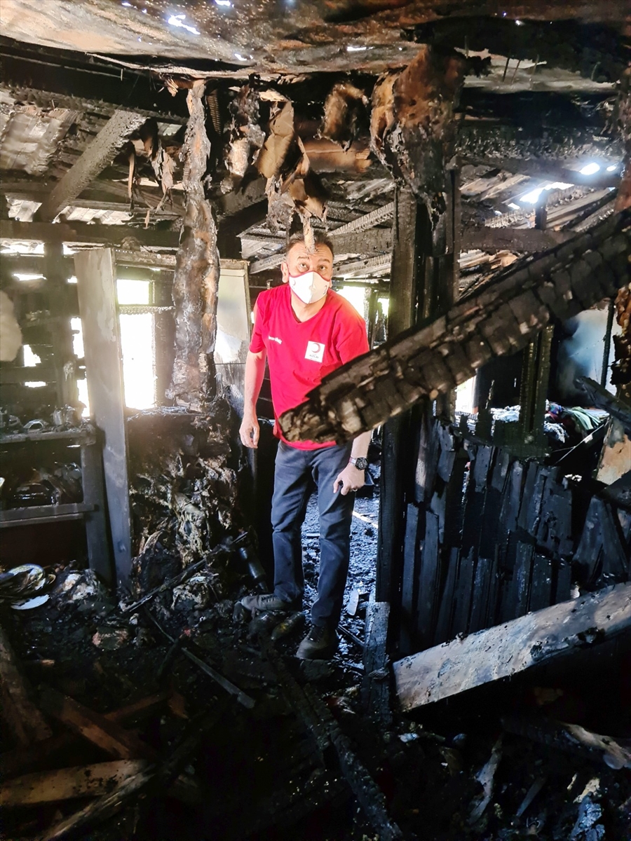 Türk Kızılay Muğla'da evi yanan aileye yardımda bulundu