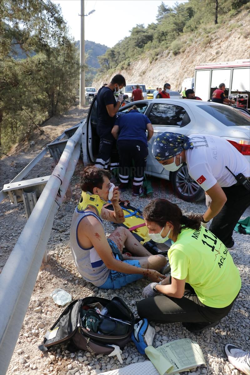 Fethiye'de otomobil ile cip çarpıştı, 4'ü yabancı 8 kişi yaralandı