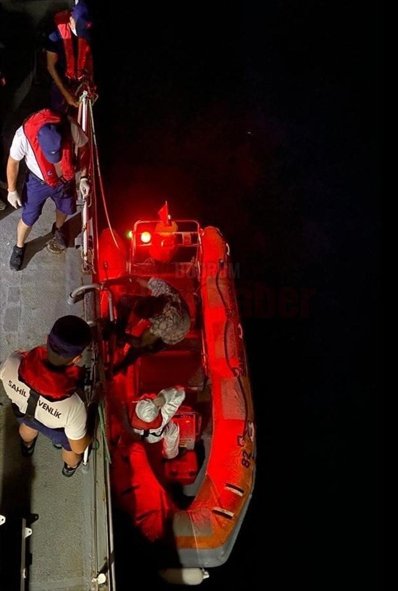 Muğla açıklarında lastik bottaki 16 düzensiz göçmen kurtarıldı