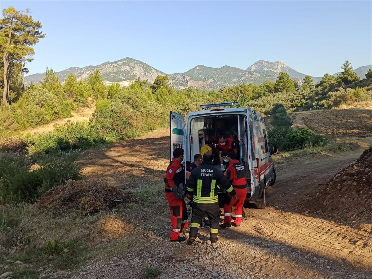 Muğla’da dereye yuvarlanan otomobilde sıkışan sürücü kurtarıldı