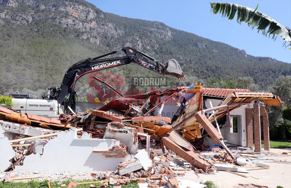 Muğla'da imara aykırı yapıların yıkımı devam ediyor