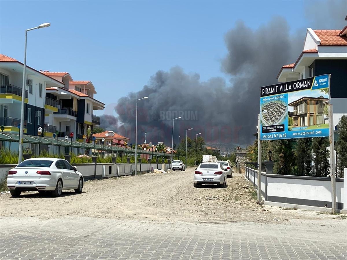 Muğla'da plastik atık deposunda çıkan yangın ormana sıçradı