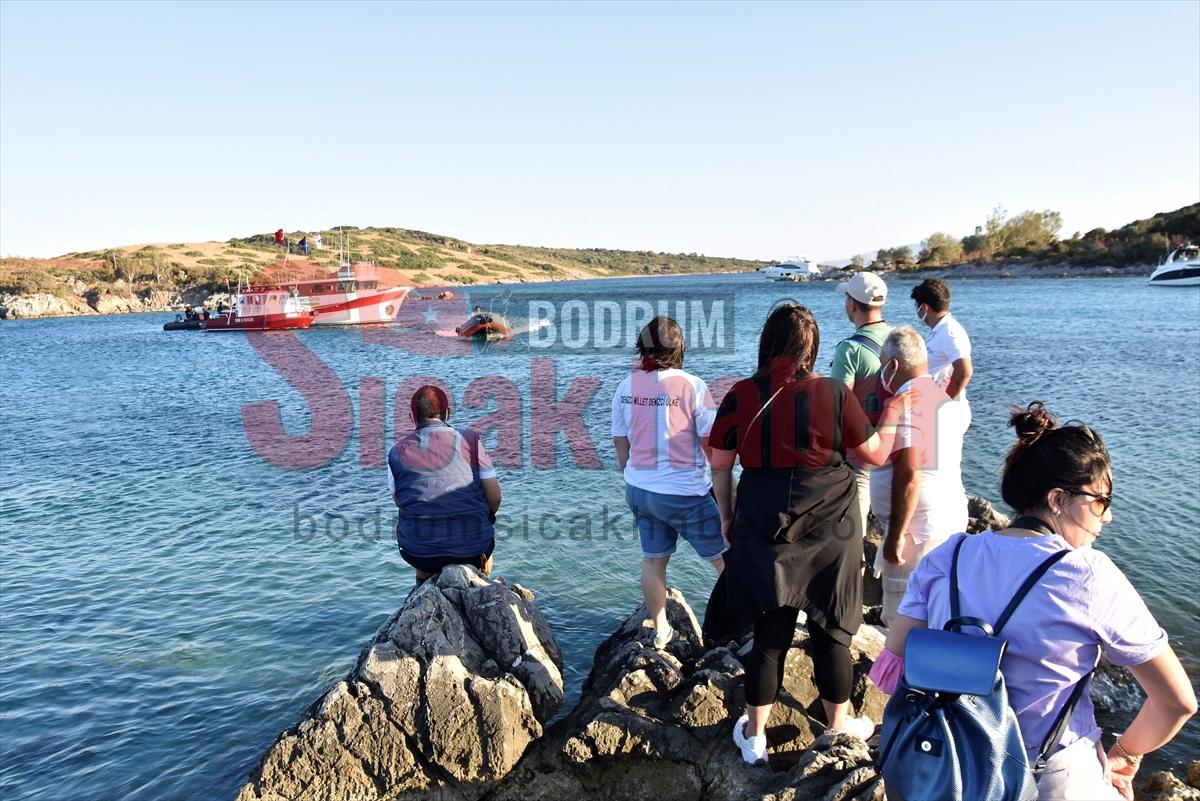 Muğla'da teknelerle ulaşılan plajda çevre ve deniz dibi temizliği yapıldı