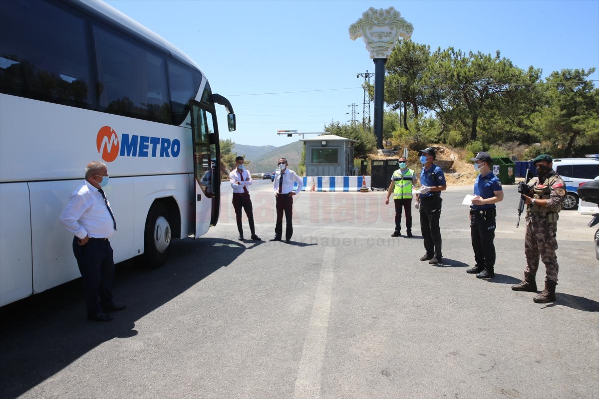 Bodrum'da polis ekipleri uygulama noktasında maske dağıttı