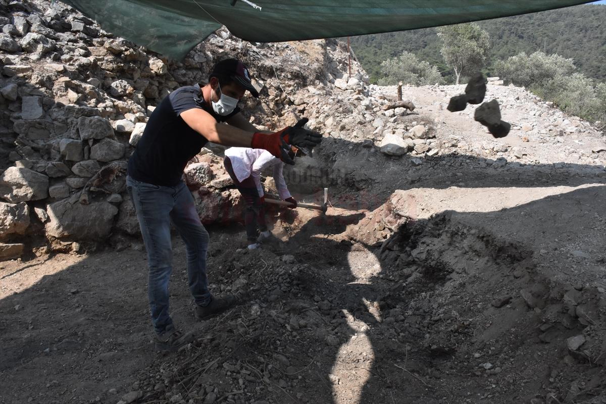 Muğla Akyaka'daki Orta Çağ'dan kalma kale surları gün yüzüne çıkarılıyor