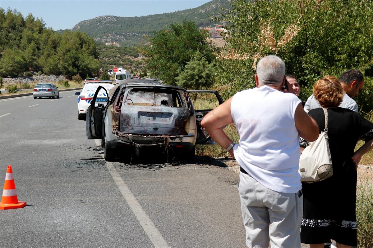 Muğla'da seyir halindeyken alev alan otomobil kullanılamaz hale geldi