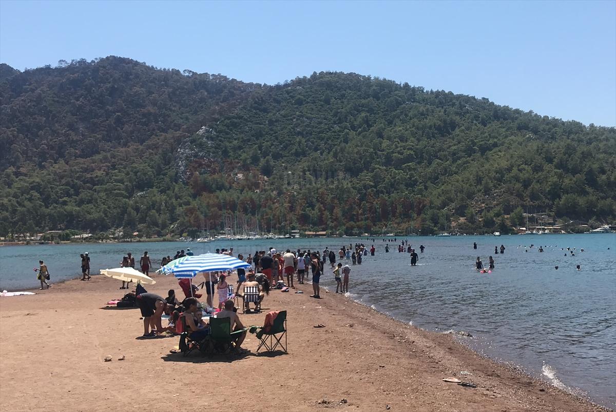 Marmaris'in önemli turizm bölgelerinden Kızkumu Plajı'nda hayat normale dönmeye başladı