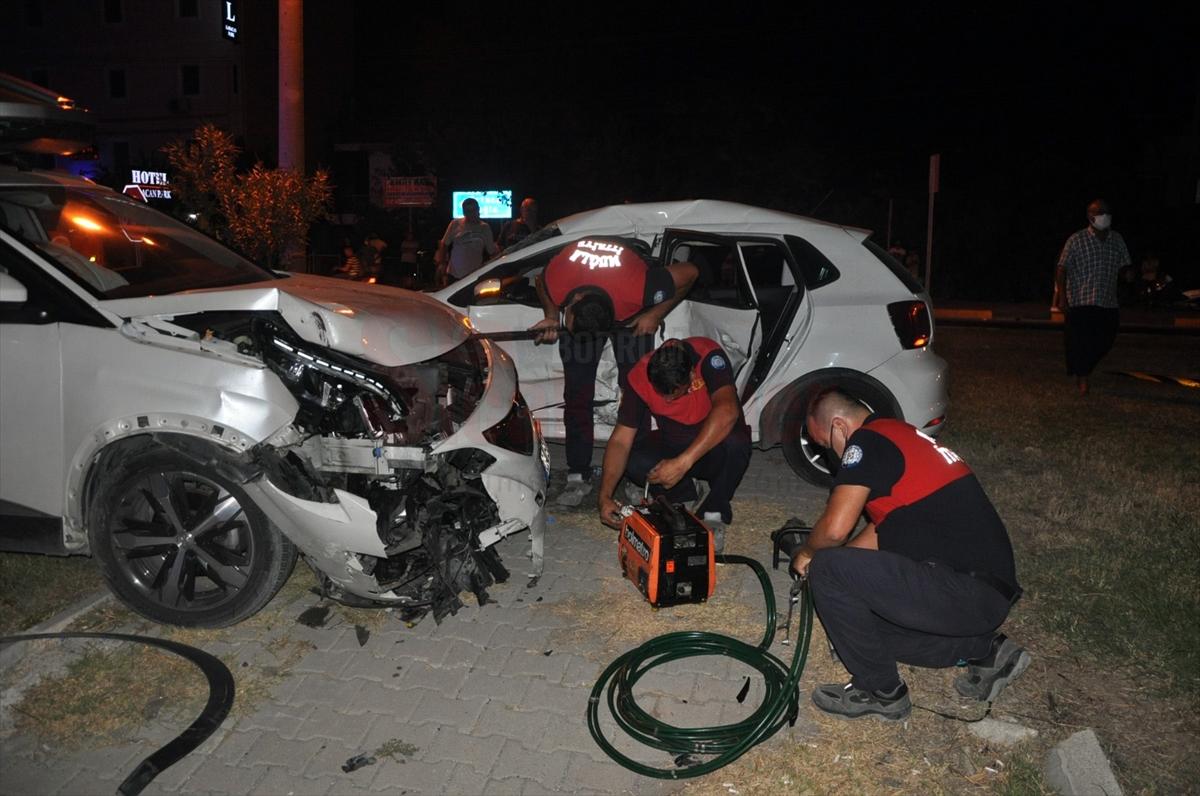 Muğla'da iki otomobil çarpıştı: 3 yaralı