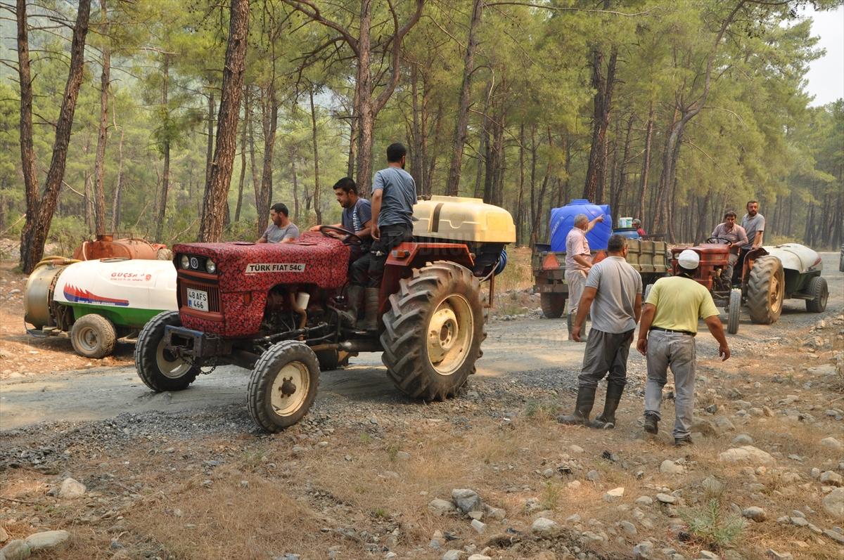 Muğla'daki orman yangınının söndürülmesine mahalle sakinleri traktörlerle destek verdi