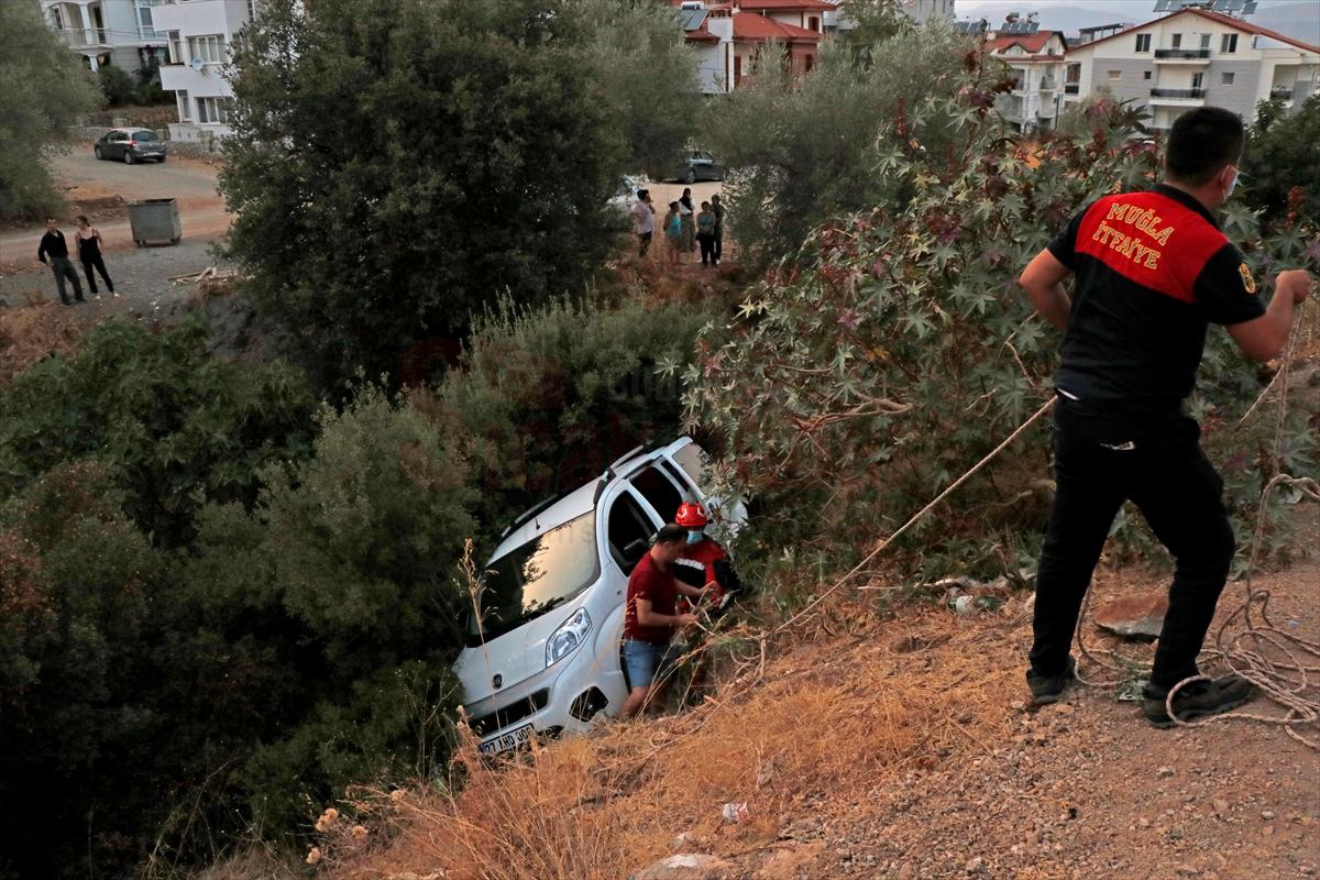 Muğla'da dereye düşen araçta sıkışan kadın kurtarıldı