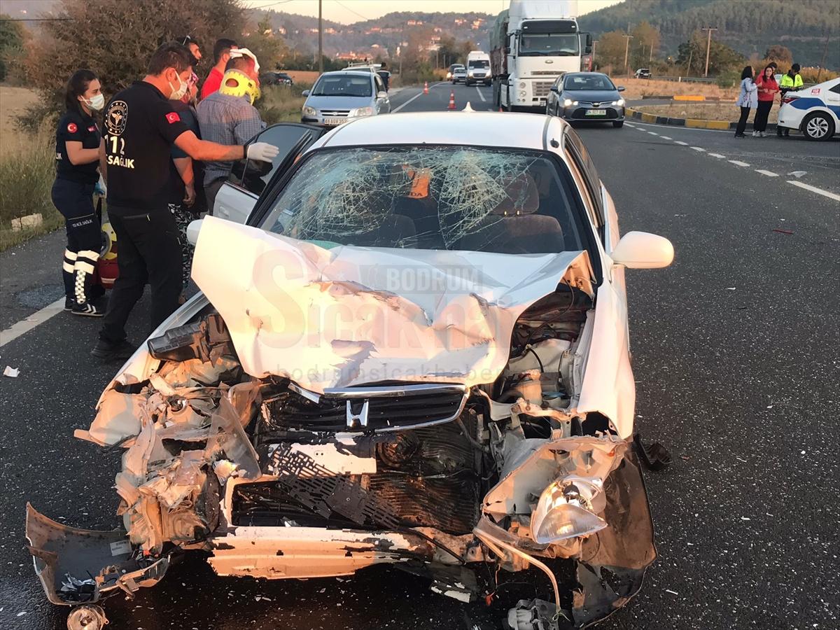 Muğla'da iki otomobilin çarpışması sonucu 7 kişi yaralandı