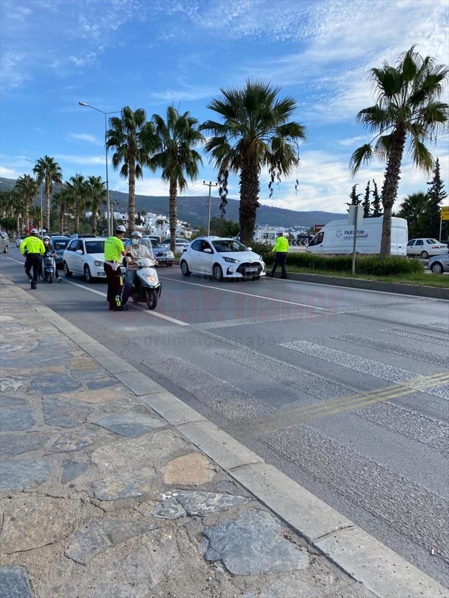 Bodrum'da polis ekiplerinden "yaya geçidi" uygulaması