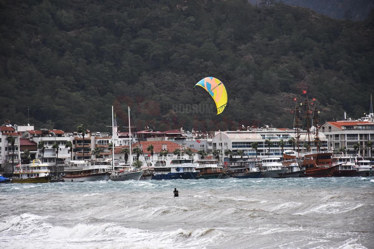 Marmaris'te adrenalin tutkunları güneyden esen rüzgarla sörf yaptı