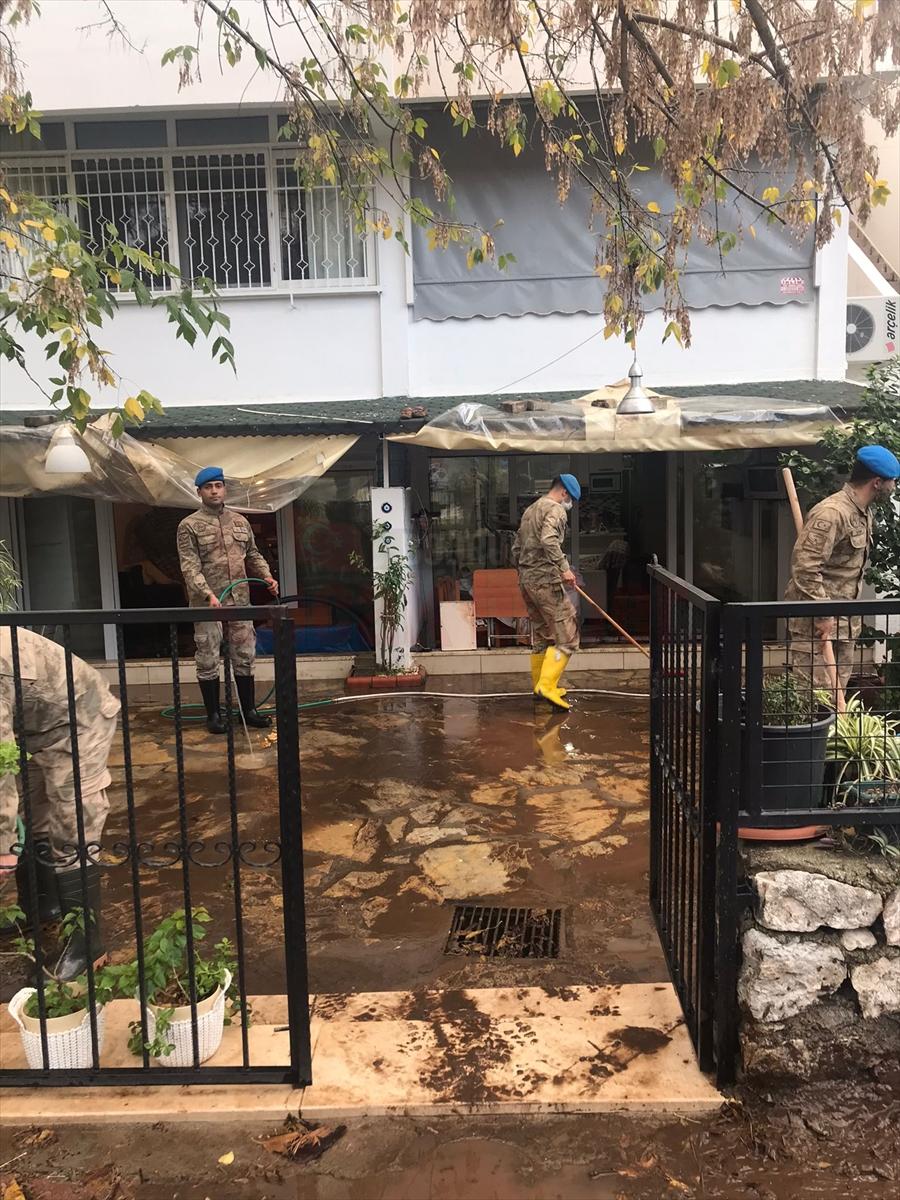 Muğla'da komandolar sağanaktan etkilenen evleri temizledi