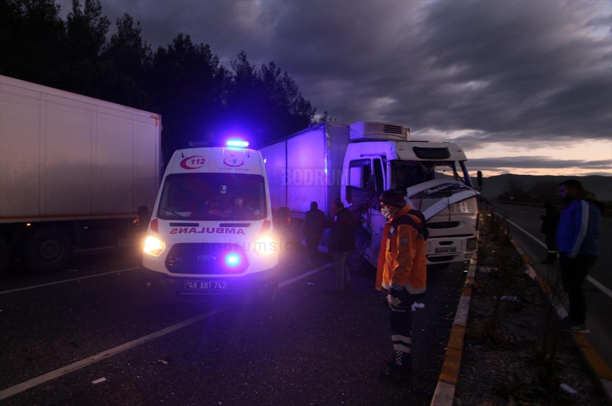 Ula'da kamyon trafik ışıklarında bekleyen tıra çarptı