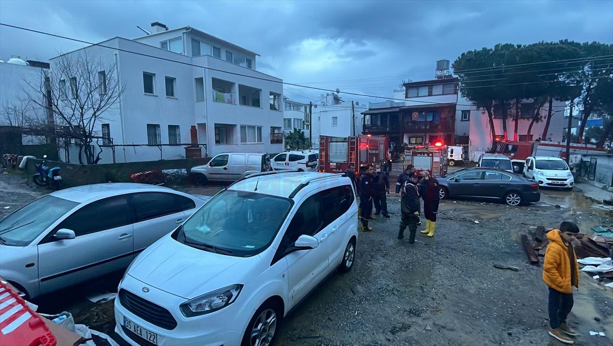 Bodrum'da sağanağın ardından evleri su bastı, kara yolu ulaşıma kapandı